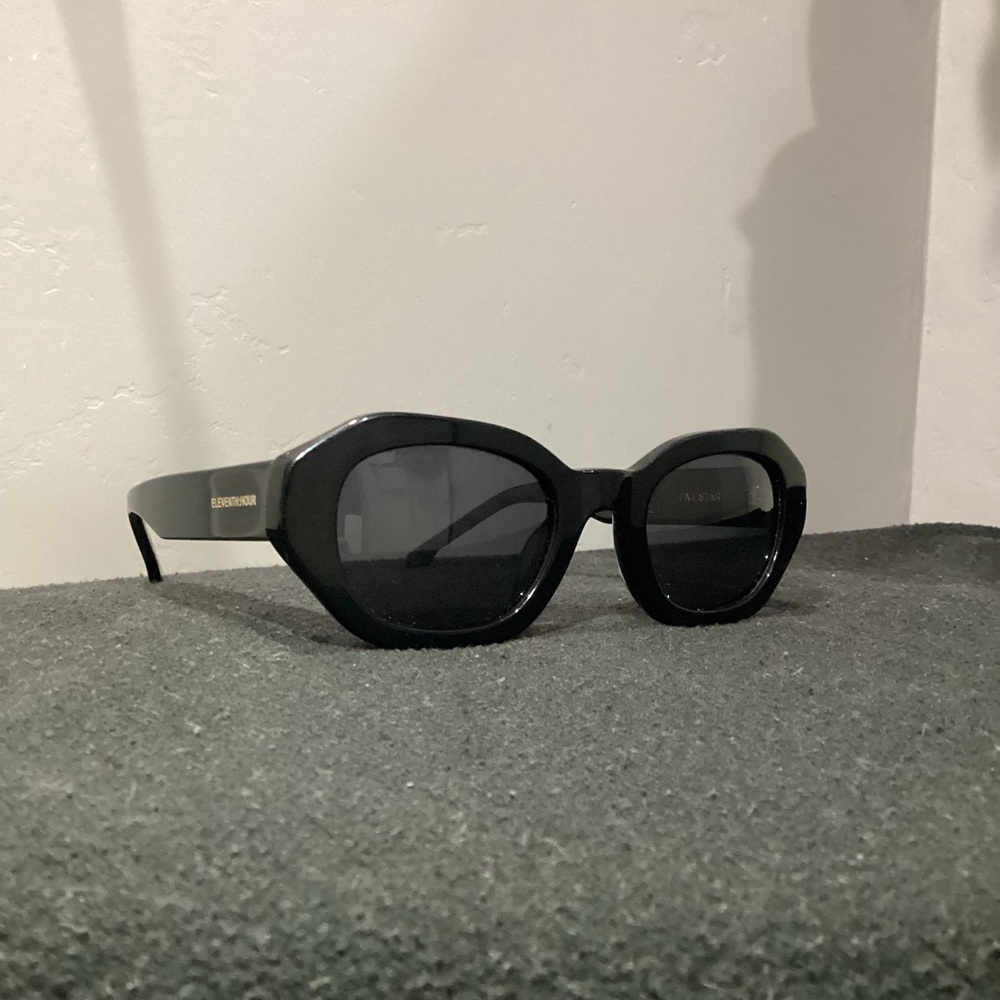 Black Women's Sunglasses - Sleek Oversized Fashion Frame